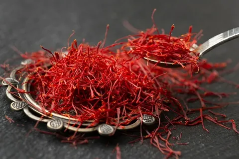 تصویر 1 از زعفران کادویی بهرامن با بسته‌ بندی نفیس و کیفیت تضمینی